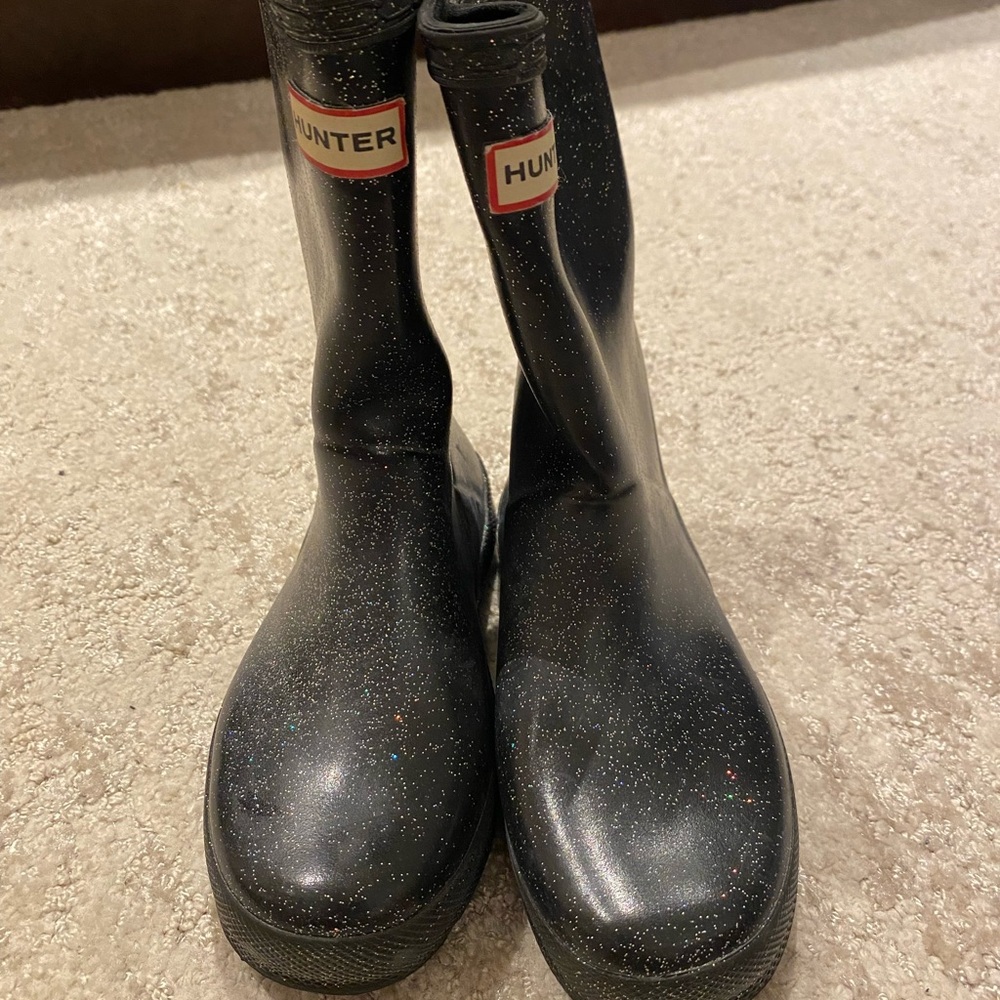 Hunter kids rain boots. Black with sparkles. US12